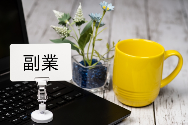 Webライターの副業とは？